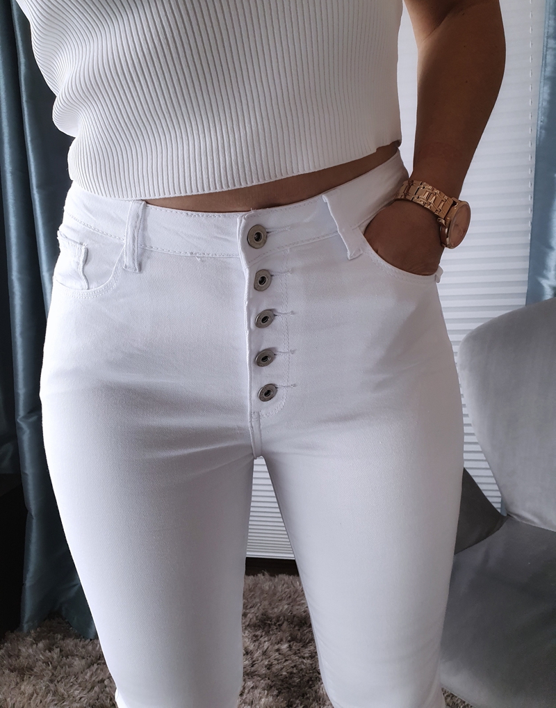 białe spodnie bez dziur z wysokim stanem
