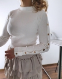 biały sweterek z napami 7