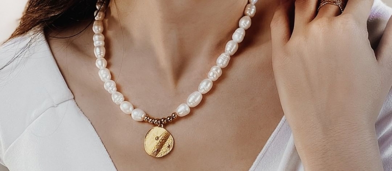 Naszyjniki z perłami – propozycję na sezon wiosenno-letni 2023