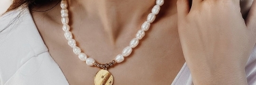 Naszyjniki z perłami – propozycję na sezon wiosenno-letni 2023